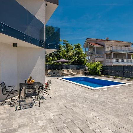 Apartments Villa "Aurea" With Pool Krk Town Extérieur photo