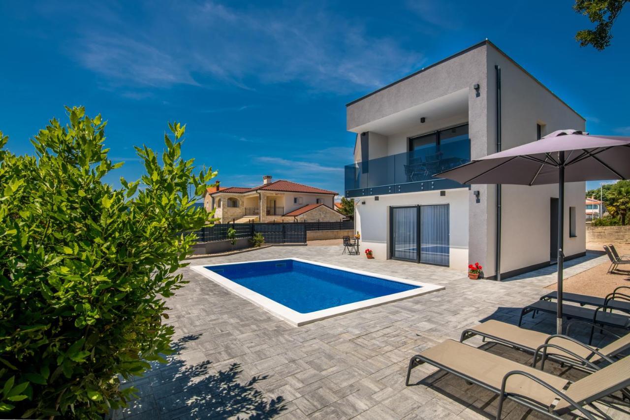 Apartments Villa "Aurea" With Pool Krk Town Extérieur photo