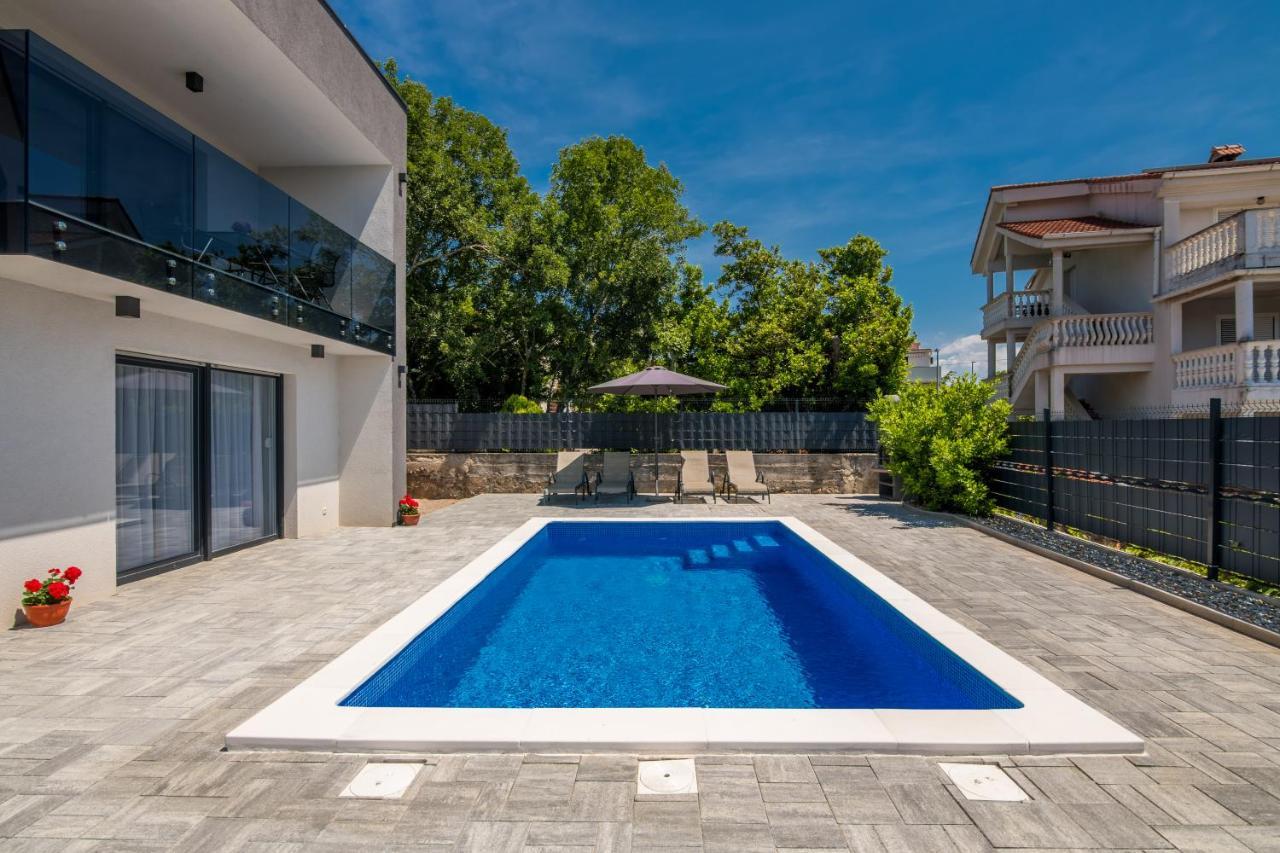 Apartments Villa "Aurea" With Pool Krk Town Extérieur photo