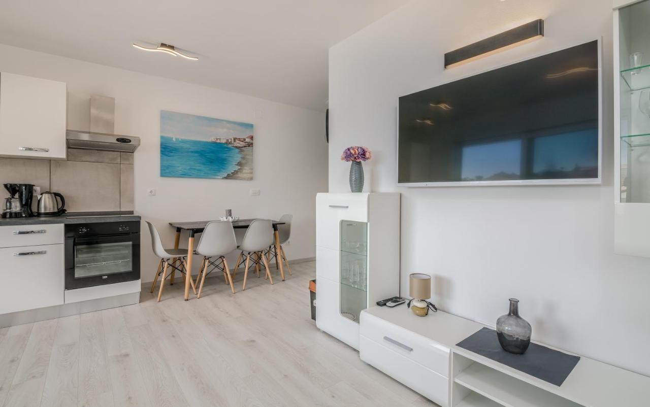 Apartments Villa "Aurea" With Pool Krk Town Extérieur photo