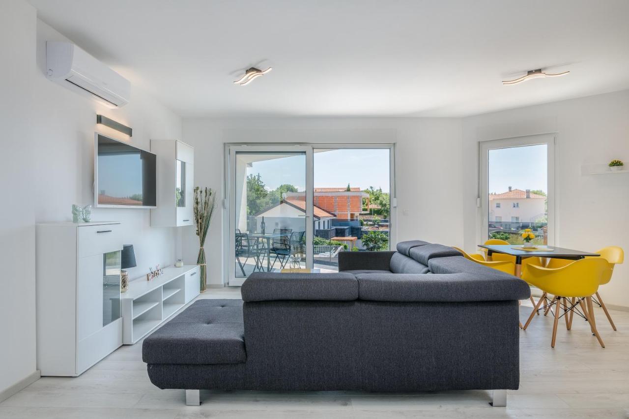Apartments Villa "Aurea" With Pool Krk Town Extérieur photo