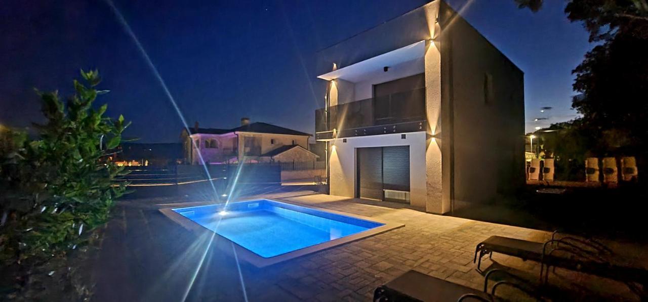 Apartments Villa "Aurea" With Pool Krk Town Extérieur photo