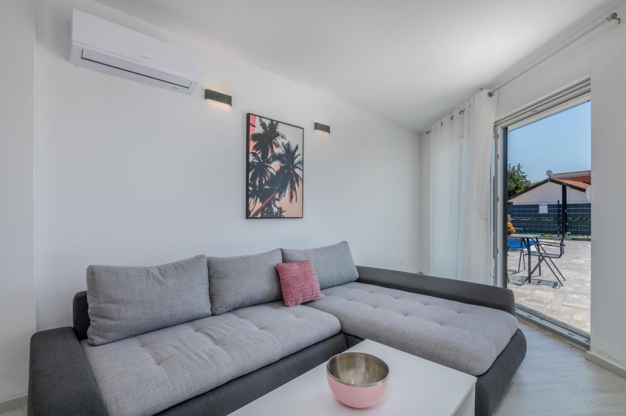 Apartments Villa "Aurea" With Pool Krk Town Extérieur photo