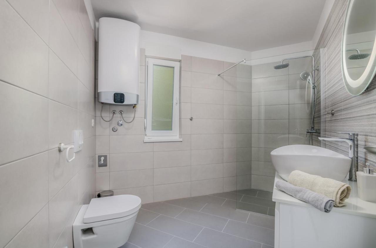 Apartments Villa "Aurea" With Pool Krk Town Extérieur photo