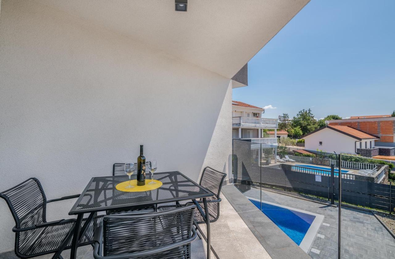 Apartments Villa "Aurea" With Pool Krk Town Extérieur photo
