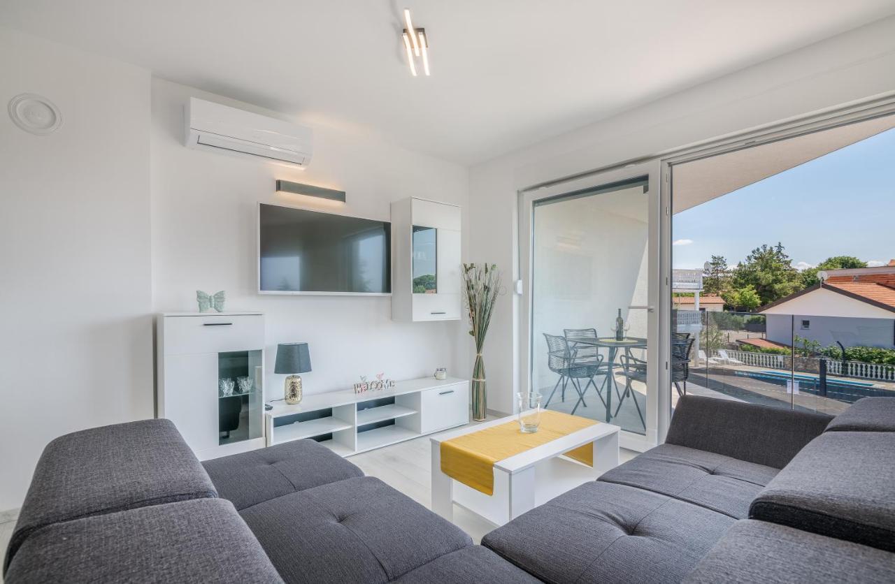 Apartments Villa "Aurea" With Pool Krk Town Extérieur photo