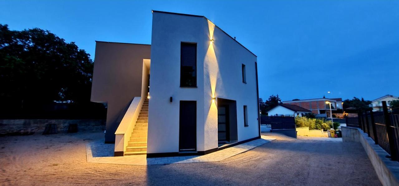 Apartments Villa "Aurea" With Pool Krk Town Extérieur photo